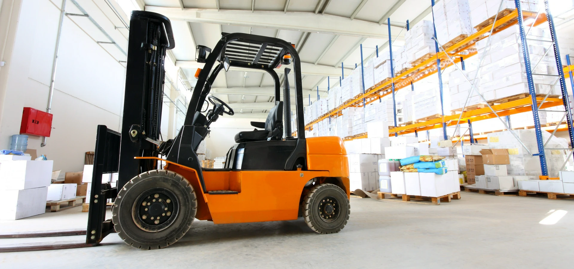 wózek widłowy, regały na magazynie